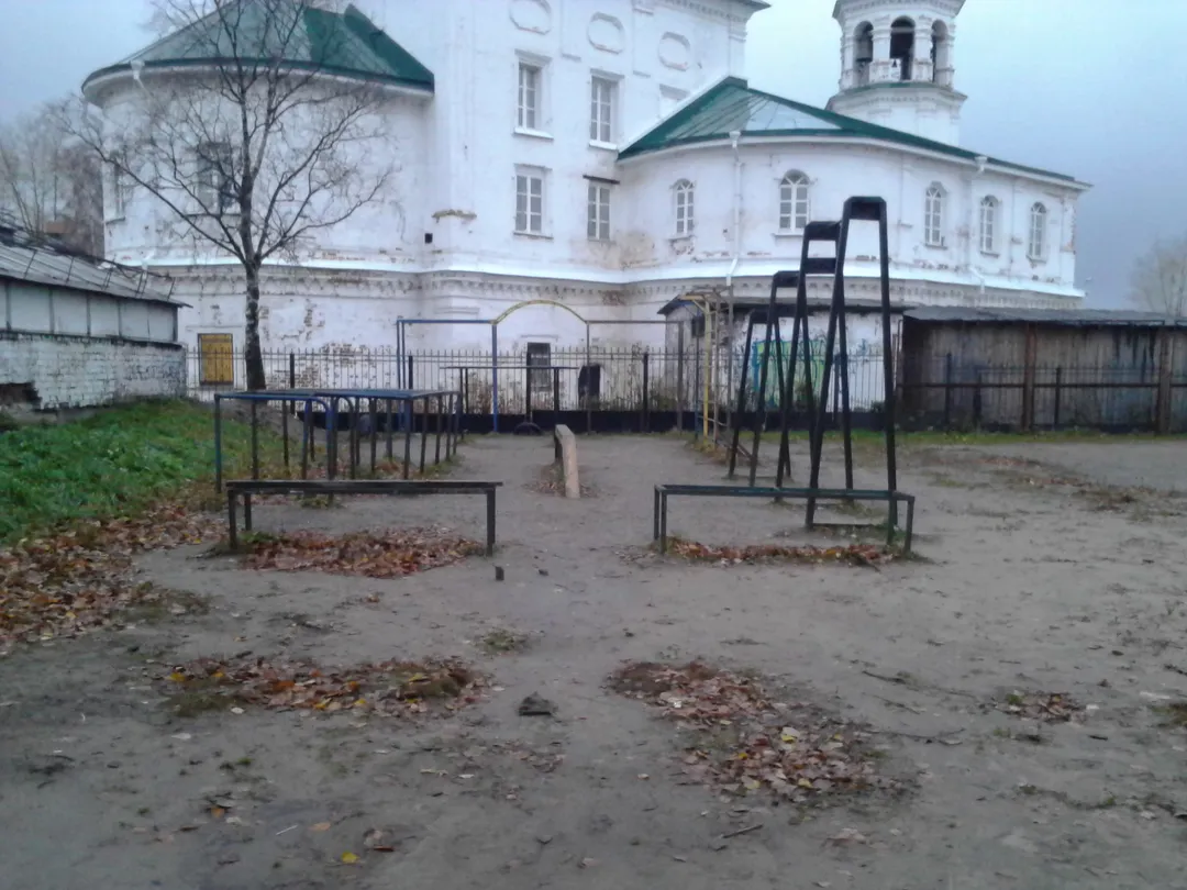 Бруси на майданчику Calisthenics Park at Площадка для параворкаута, Архангельск – фото 1 з 4