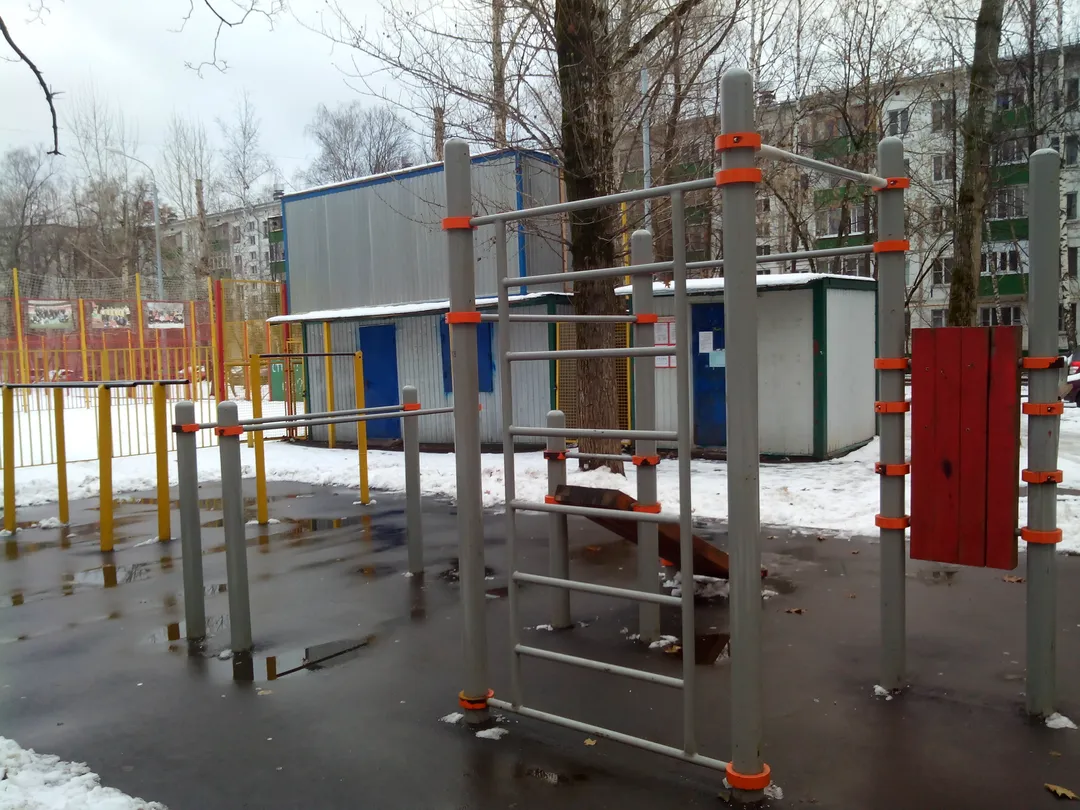Bare paralele la Calisthenics Park at Открытое шоссе, Москва – fotografia 1 din 3