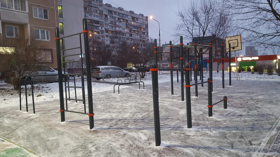 Barres parallèles à Calisthenics Park at Ратная улица, Москва – photo 1 sur 3