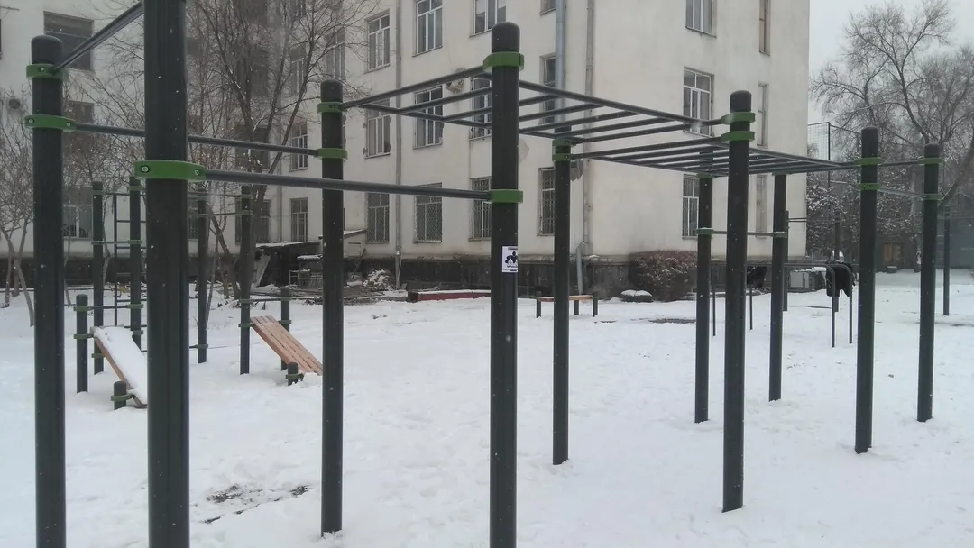 Лавка для преса на майданчику Calisthenics Park at Ахунбаева Исы улица, Бишкек шаары – фото 3 з 8