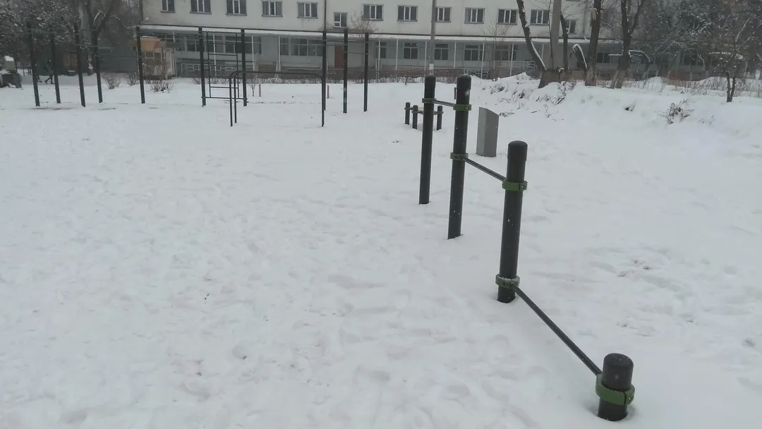 Упори для віджимань на майданчику Calisthenics Park at Ахунбаева Исы улица, Бишкек шаары – фото 6 з 8