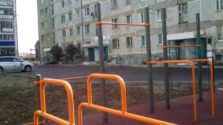 Sbarra per trazioni presso Calisthenics Park at Восточная улица, Поронайск – foto 1 di 1