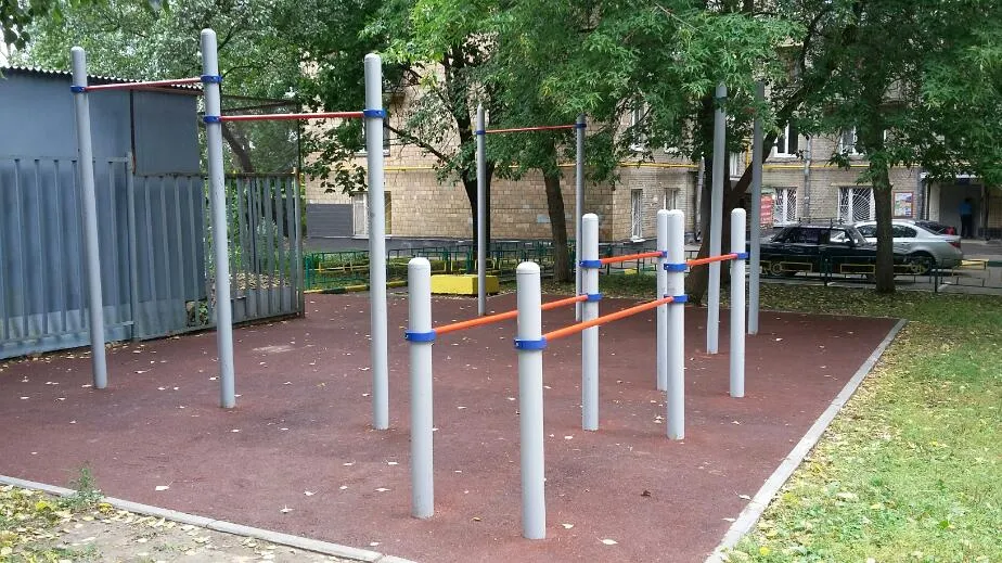 Barres parallèles à Calisthenics Park at Третье транспортное кольцо, Москва – photo 1 sur 1