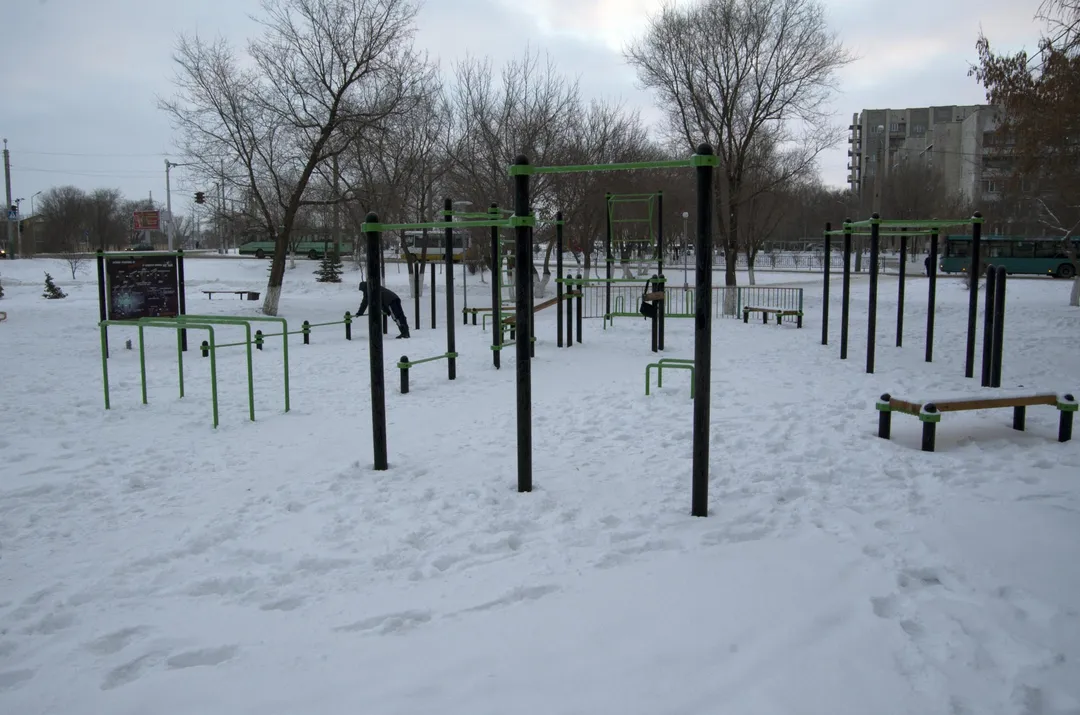 Klimmzugstange bei Calisthenics Park at Республики проспект, Қарағанды қаласының әкімшілігі – Foto 1 von 2