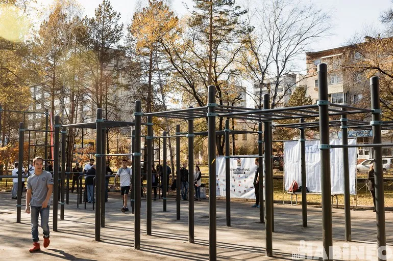 Бруси на майданчику Calisthenics Park at Амурский бульвар, Хабаровск – фото 1 з 3