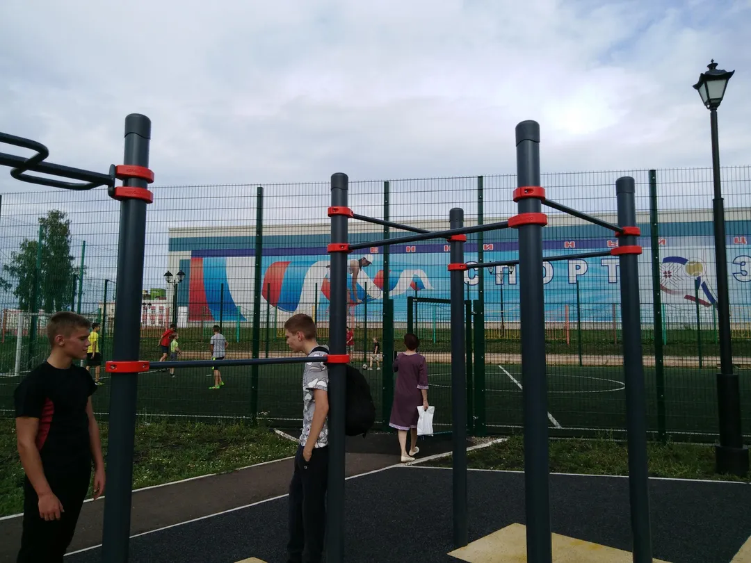 Бруси на майданчику Calisthenics Park at Республиканская улица, Саранск – фото 3 з 3