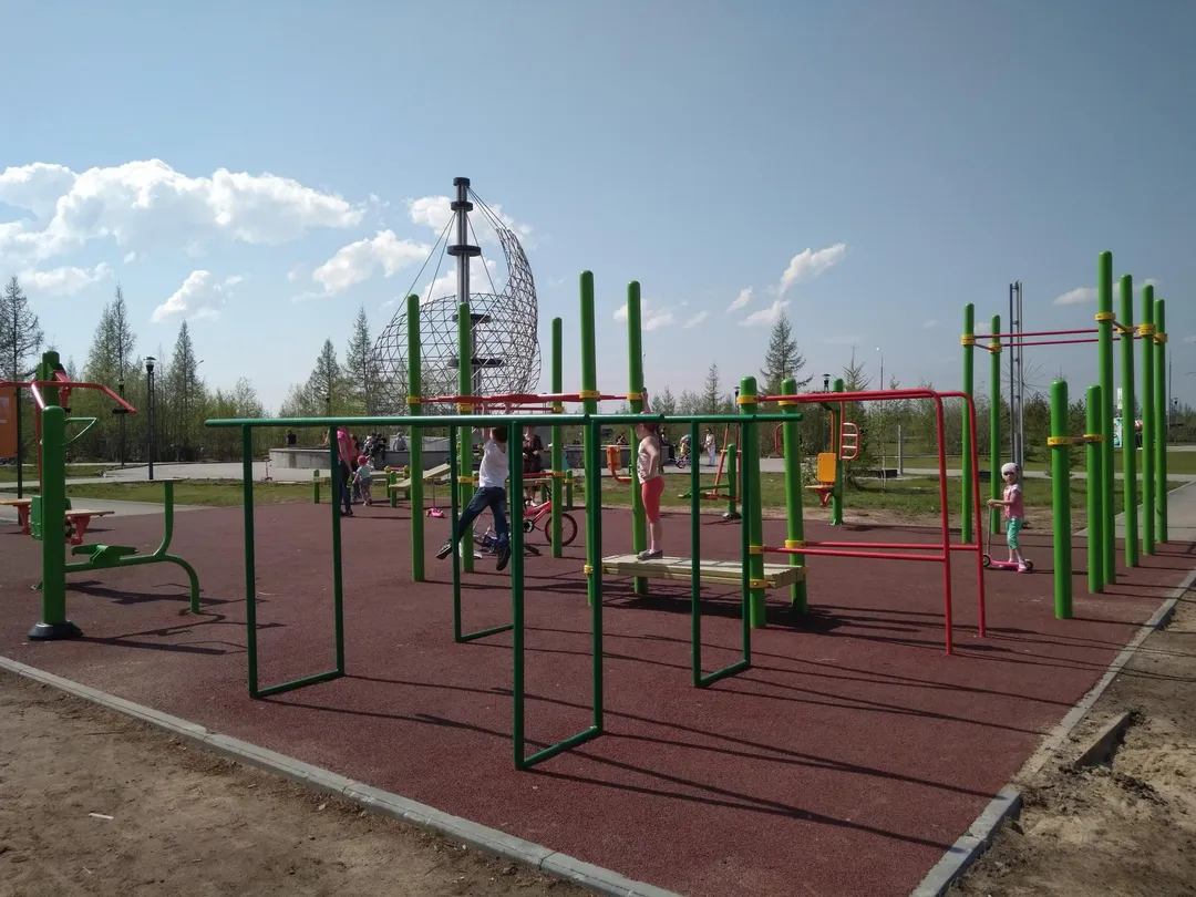 Sbarra per trazioni presso Calisthenics Park at улица Подшибякина, Новый Уренгой – foto 1 di 1