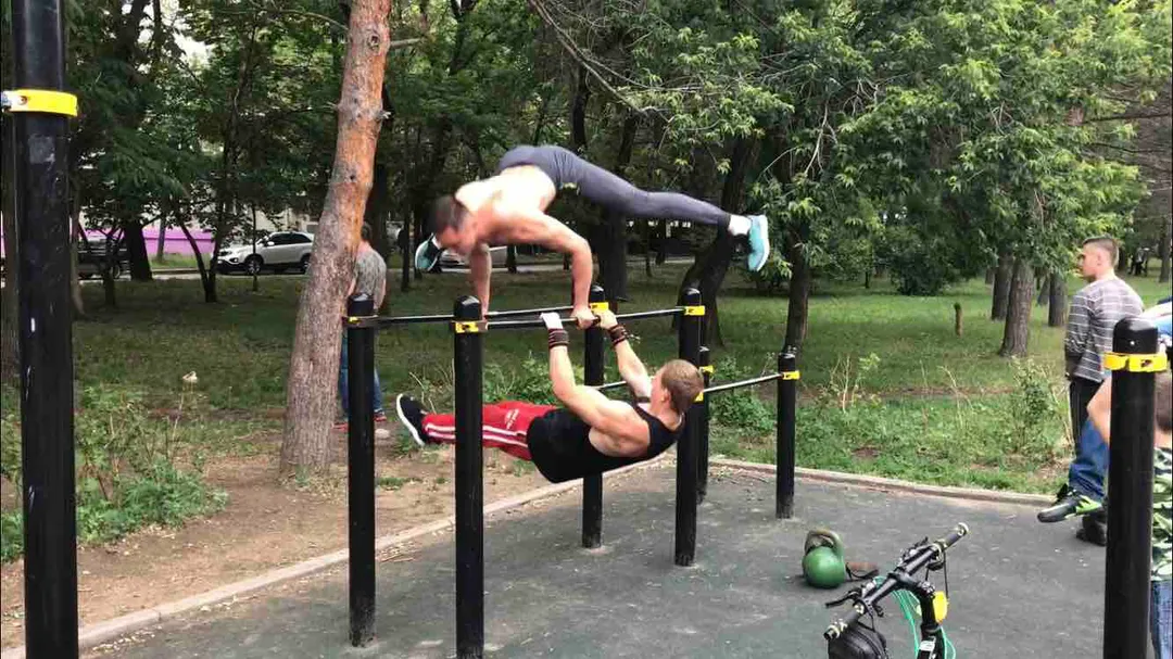 Бруси на майданчику Calisthenics Park at Амурский бульвар, Хабаровск #wp1707 – фото 1 з 4