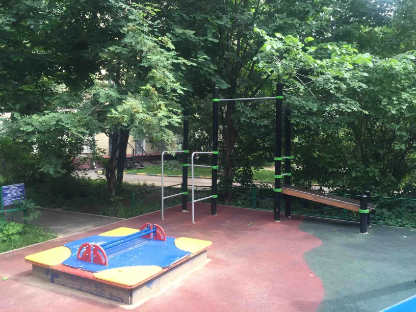 Bare paralele la Calisthenics Park at Садовническая набережная, Москва – fotografia 1 din 1
