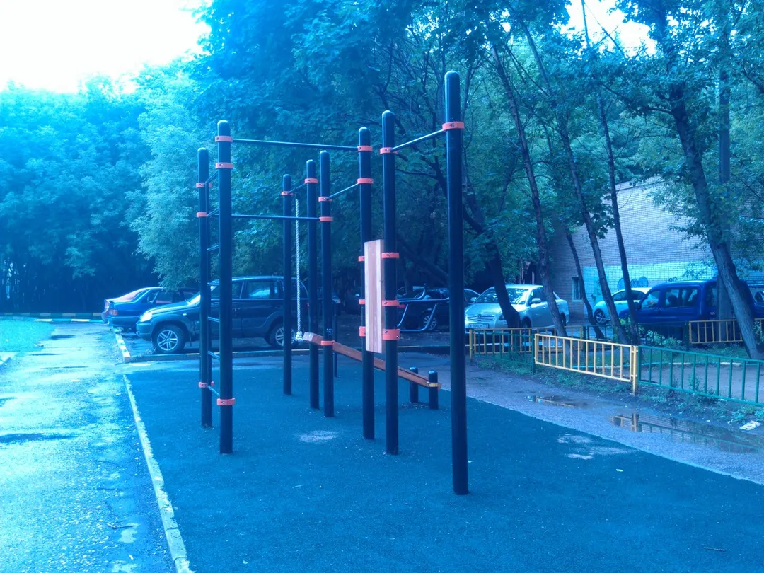 Bancă pentru abdomen la Calisthenics Park at Большая Тульская улица, Москва – fotografia 3 din 3