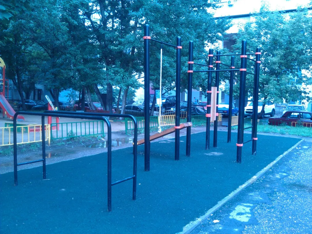 Bare paralele la Calisthenics Park at Большая Тульская улица, Москва – fotografia 1 din 3