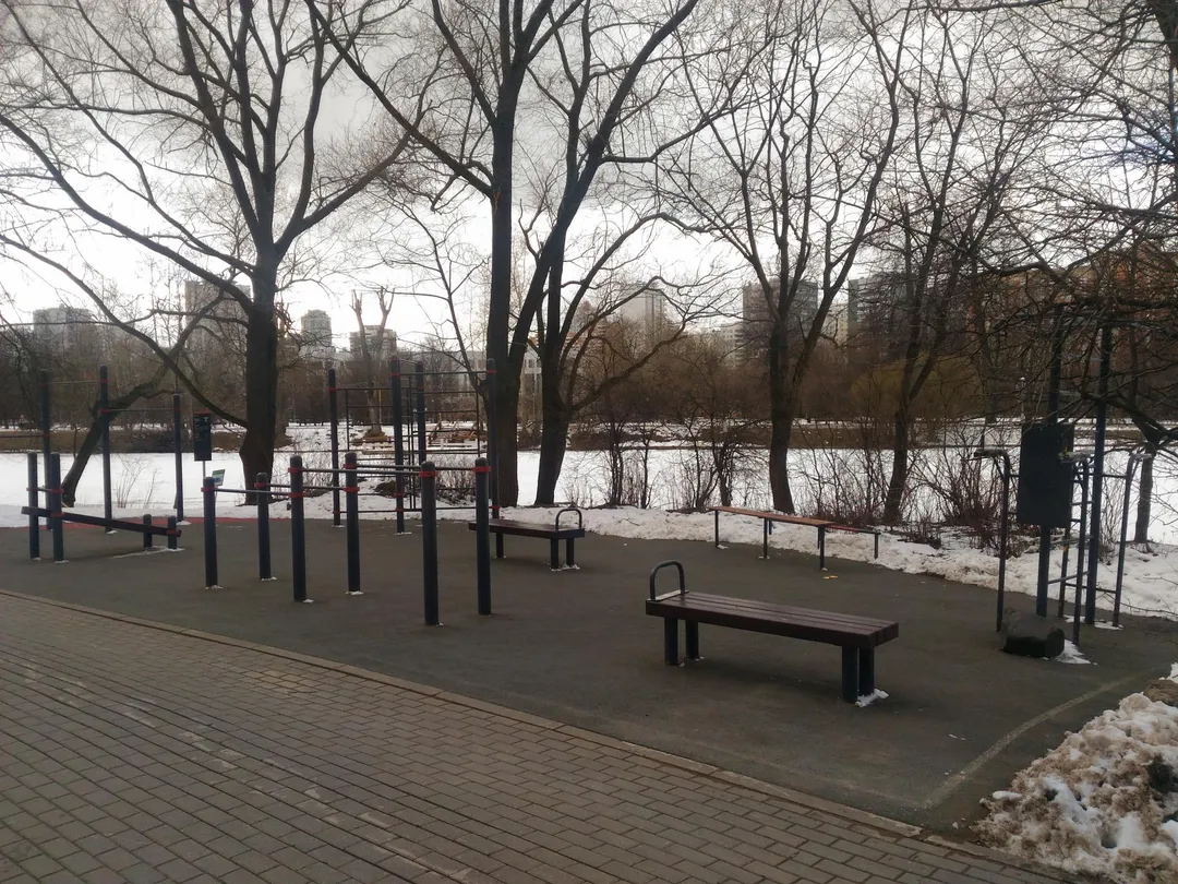 Banc à abdominaux à Calisthenics Park at улица Академика Пилюгина, Москва #wp1714 – photo 3 sur 3