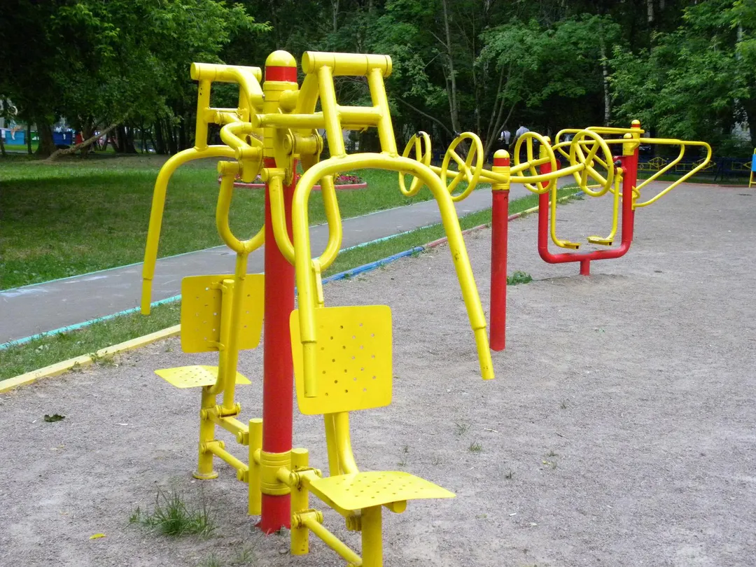 Panca per addominali presso Calisthenics Park at улица Архитектора Власова, Москва – foto 2 di 3