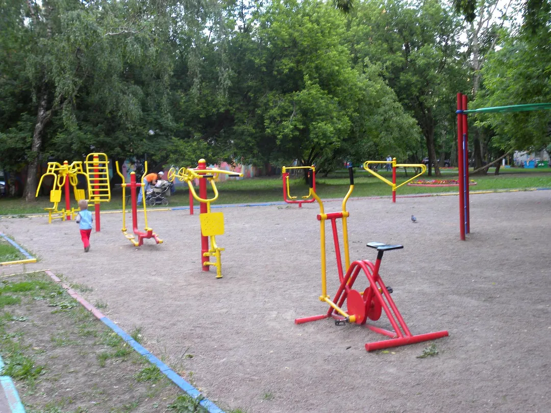 Parallele presso Calisthenics Park at улица Архитектора Власова, Москва – foto 1 di 3