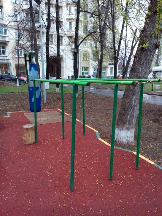 Banco de Abdominales en Calisthenics Park at набережная Тараса Шевченко, Москва – foto 2 de 8