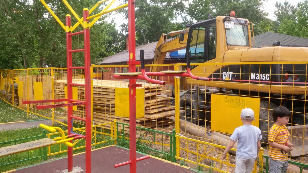 Лавка для преса на майданчику Calisthenics Park at Волочаевская улица, Москва – фото 3 з 3