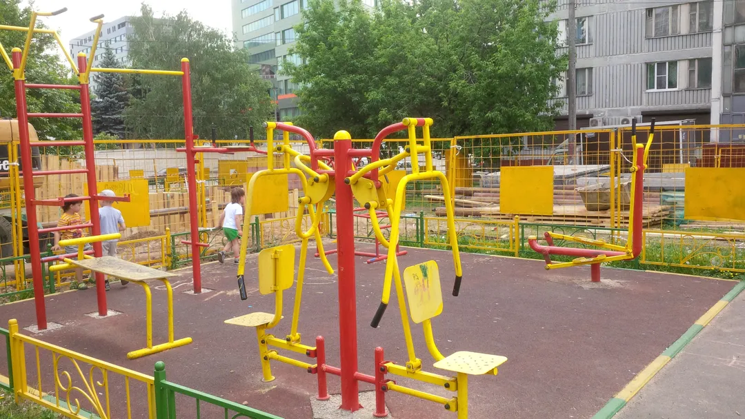 Бруси на майданчику Calisthenics Park at Волочаевская улица, Москва – фото 1 з 3