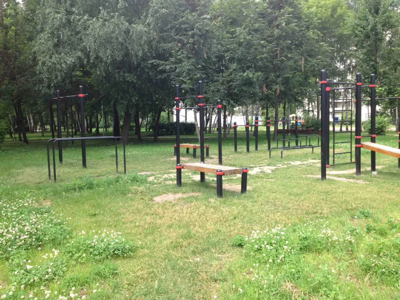 Bare paralele la Calisthenics Park at Хибинский переулок, Москва – fotografia 1 din 5