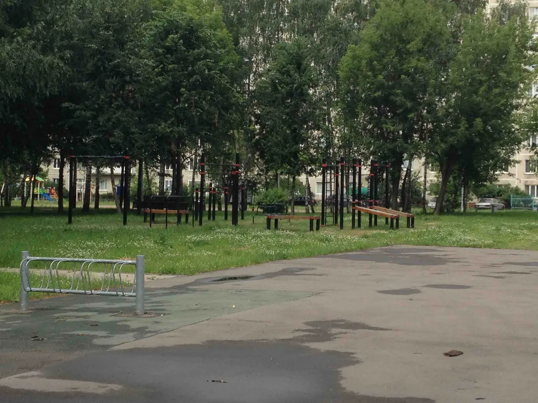 Bancă pentru abdomen la Calisthenics Park at Хибинский переулок, Москва – fotografia 2 din 5