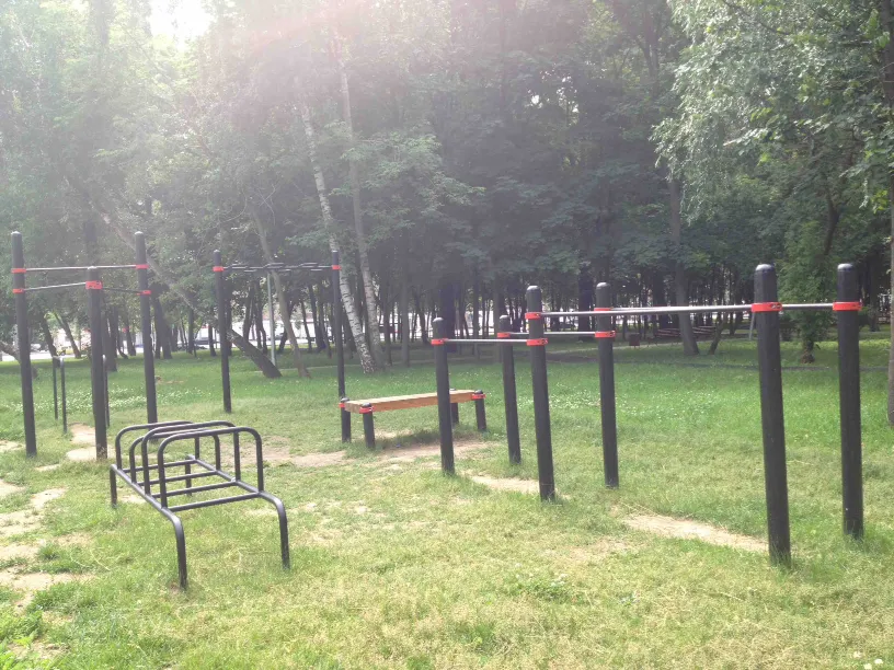 Bară de tracțiuni la Calisthenics Park at Хибинский переулок, Москва – fotografia 4 din 5