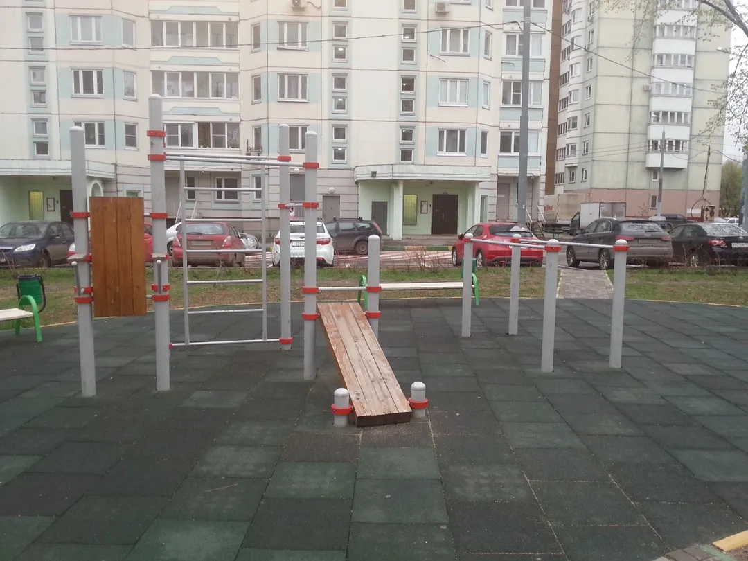 Bancă pentru abdomen la Calisthenics Park at улица Юных Ленинцев, Москва – fotografia 2 din 2