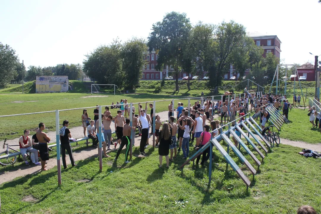 Parallele presso Calisthenics Park at Краснофлотская набережная, городской округ Тверь – foto 1 di 2