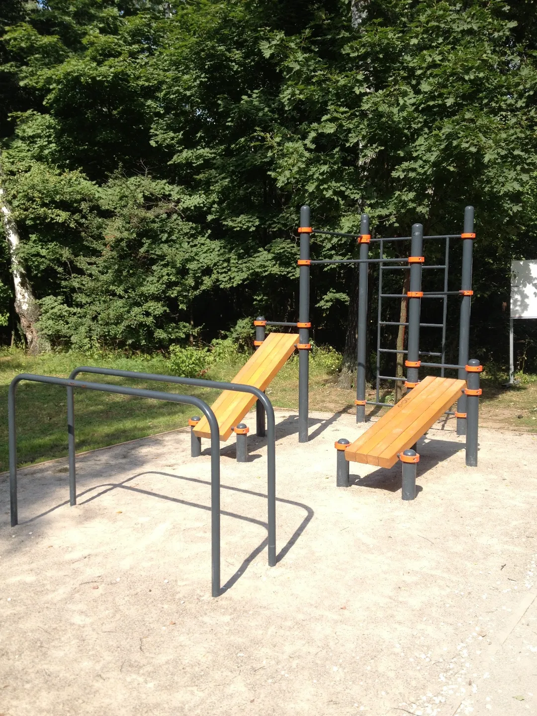 Bare paralele la Calisthenics Park at 3-й Лучевой просек, Москва – fotografia 1 din 1
