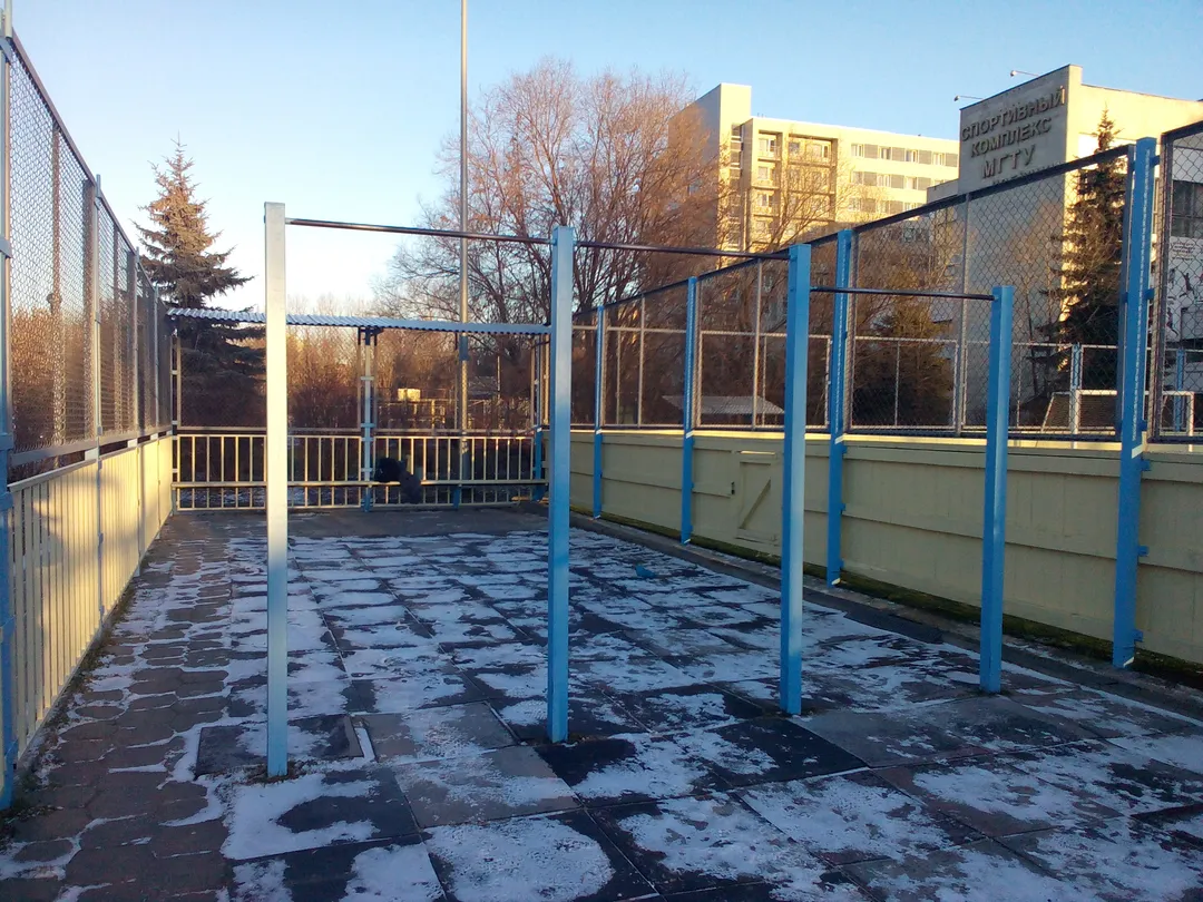 Espalier à Calisthenics Park at Госпитальная набережная, Москва – photo 2 sur 5