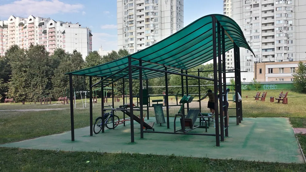 Bare paralele la Calisthenics Park at улица Академика Анохина, Москва #wp1740 – fotografia 1 din 3