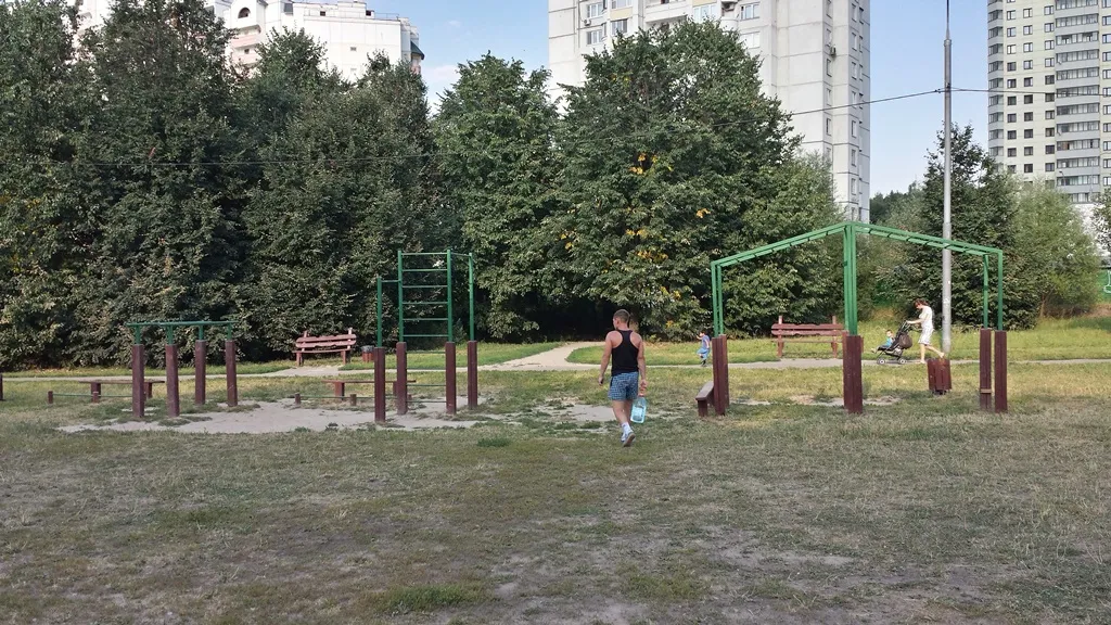 Bancă pentru abdomen la Calisthenics Park at улица Академика Анохина, Москва #wp1740 – fotografia 2 din 3