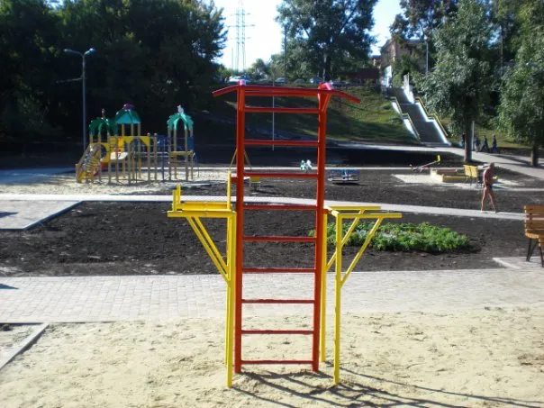 Bare paralele la Calisthenics Park at проспект Науки, Харків – fotografia 1 din 5