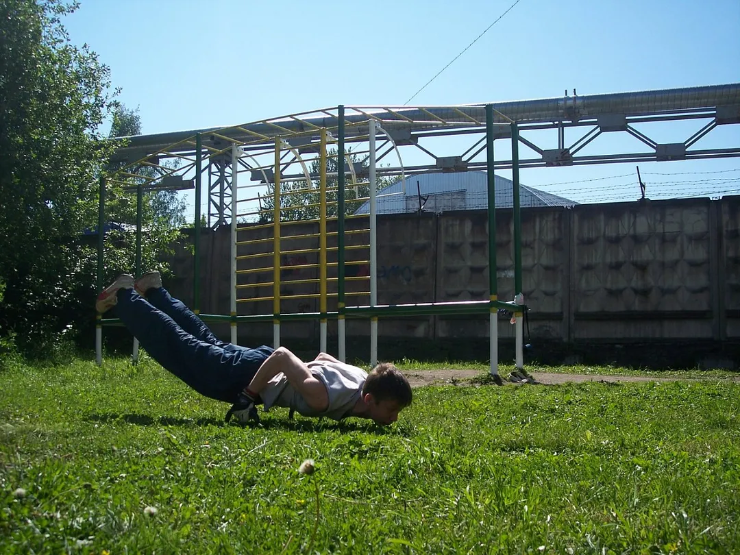 Parallele presso Calisthenics Park at улица Генерала Хрулёва, Санкт-Петербург – foto 2 di 2