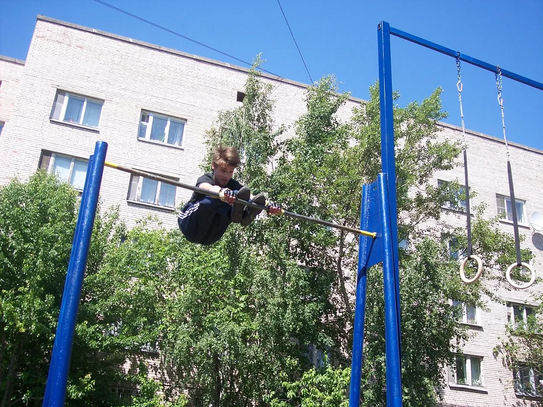 Sbarra per trazioni presso Calisthenics Park at улица Генерала Хрулёва, Санкт-Петербург – foto 1 di 2
