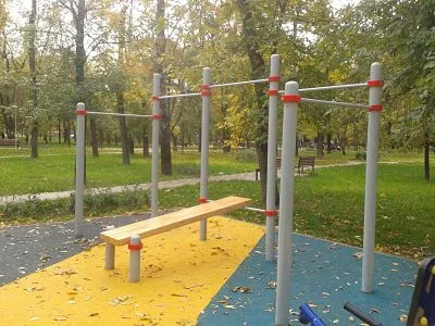 Лавка для преса на майданчику Calisthenics Park at Оборонная улица, Москва – фото 3 з 3