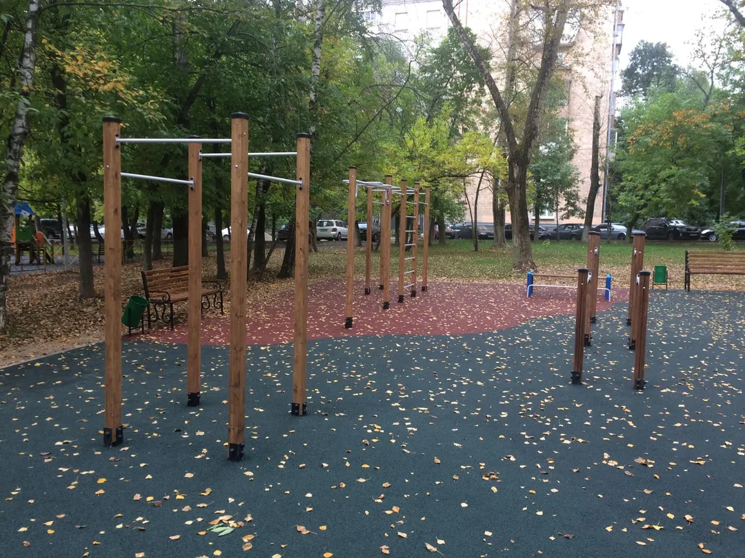 Barres parallèles à Calisthenics Park at улица Марии Ульяновой, Москва – photo 1 sur 3