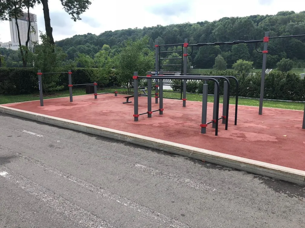 Bare paralele la Calisthenics Park at Лужнецкая набережная, Москва – fotografia 1 din 7