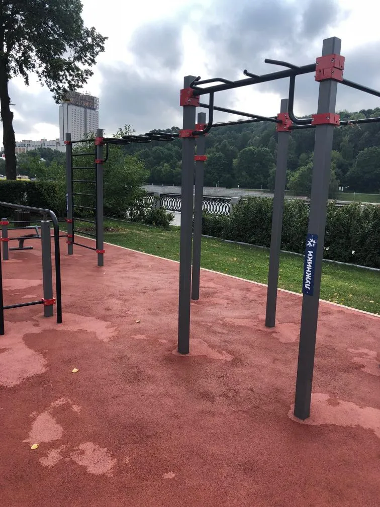 Bară de tracțiuni la Calisthenics Park at Лужнецкая набережная, Москва – fotografia 3 din 7