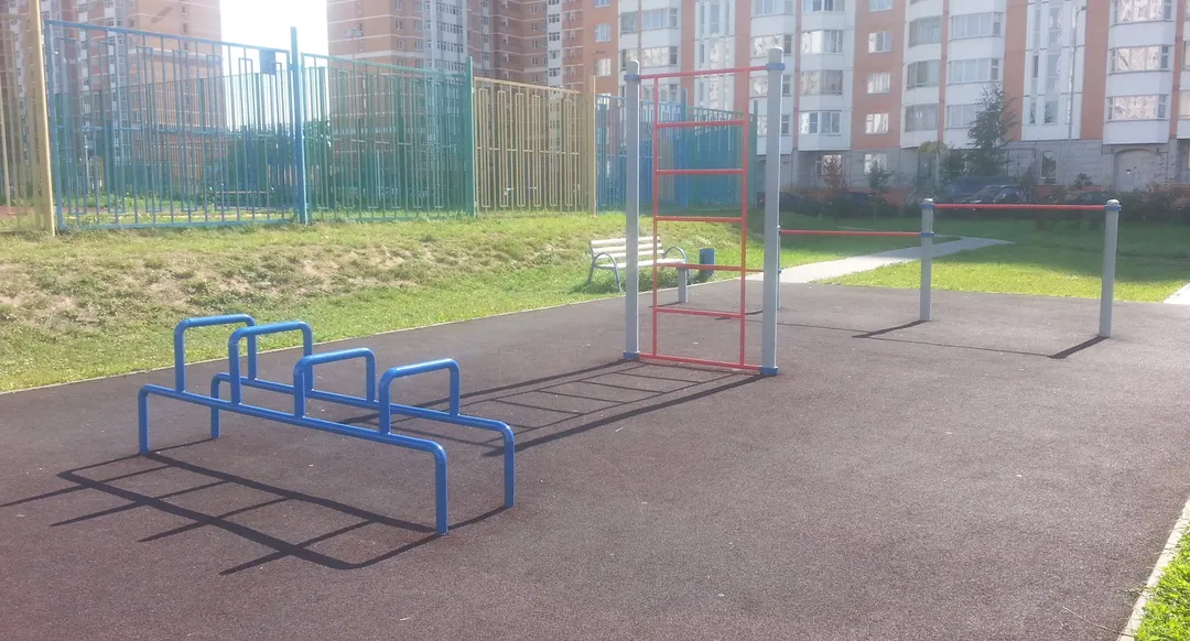 Barre de traction à Calisthenics Park at Дмитровское шоссе (дублёр), Москва – photo 3 sur 4