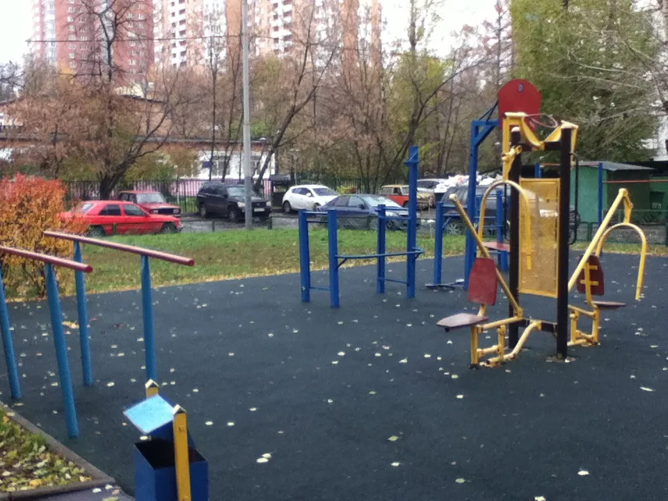 Barras Paralelas en Calisthenics Park at улица Маршала Тухачевского, Москва – foto 1 de 3