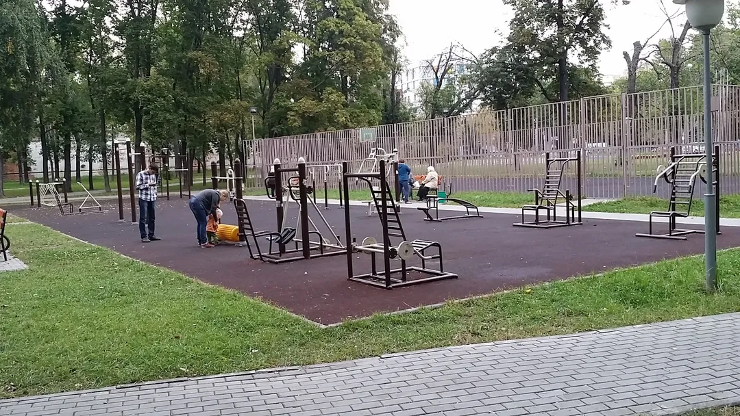 Рукохід на майданчику Calisthenics Park at Восточная улица, Москва – фото 2 з 2