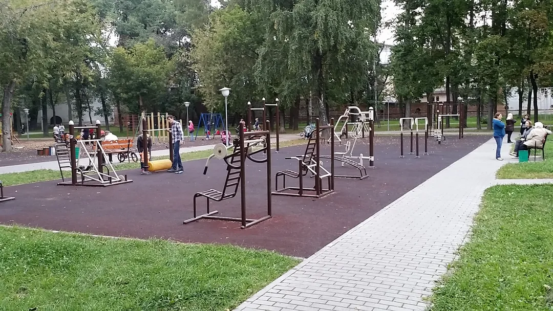 Бруси на майданчику Calisthenics Park at Восточная улица, Москва – фото 1 з 2