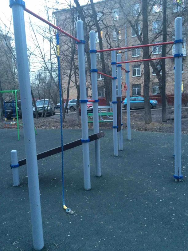Panca per addominali presso Calisthenics Park at улица Расплетина, Москва – foto 3 di 3