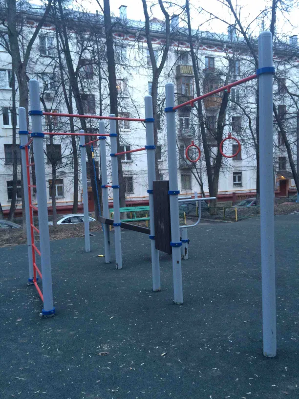 Parallele presso Calisthenics Park at улица Расплетина, Москва – foto 1 di 3