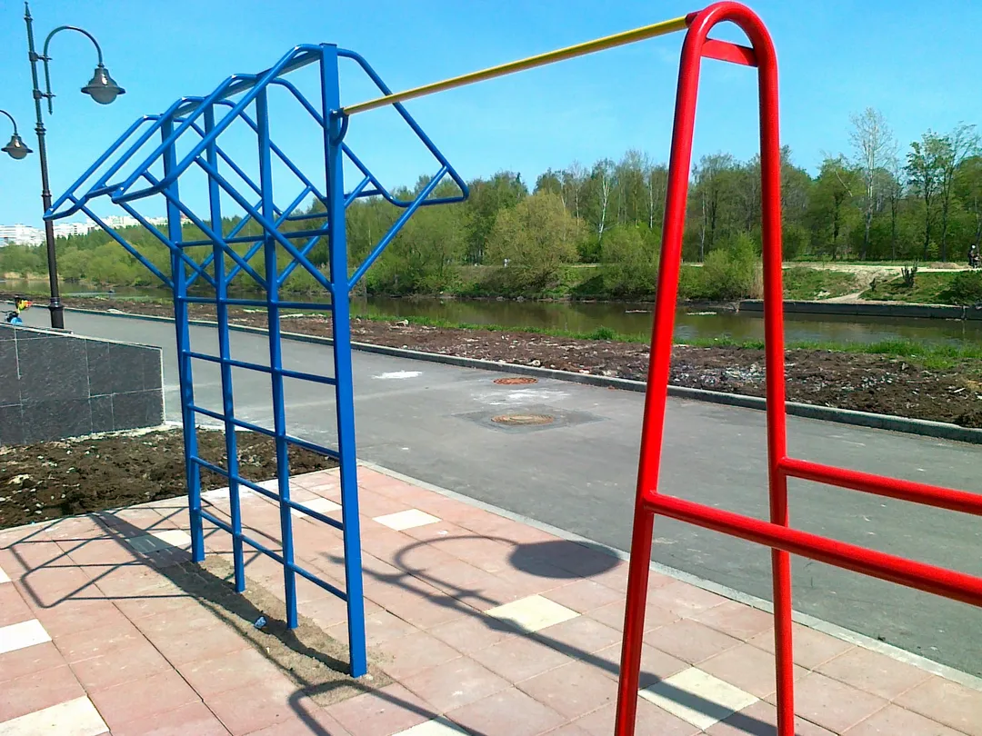 Bară de tracțiuni la Calisthenics Park at Петергофское шоссе, Санкт-Петербург – fotografia 2 din 2