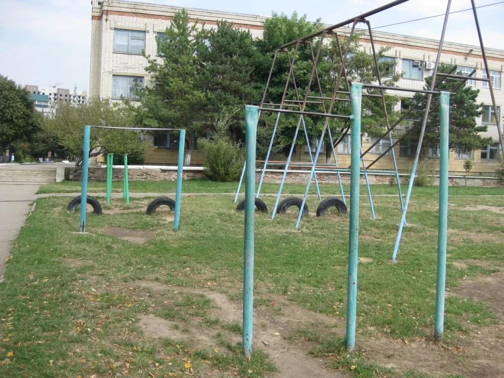 Sbarra per trazioni presso Calisthenics Park at улица Бруснева, Ставрополь #wp1775 – foto 3 di 8