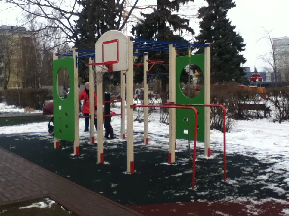 Barres parallèles à Calisthenics Park at бульвар Генерала Карбышева, Москва #wp1779 – photo 2 sur 3