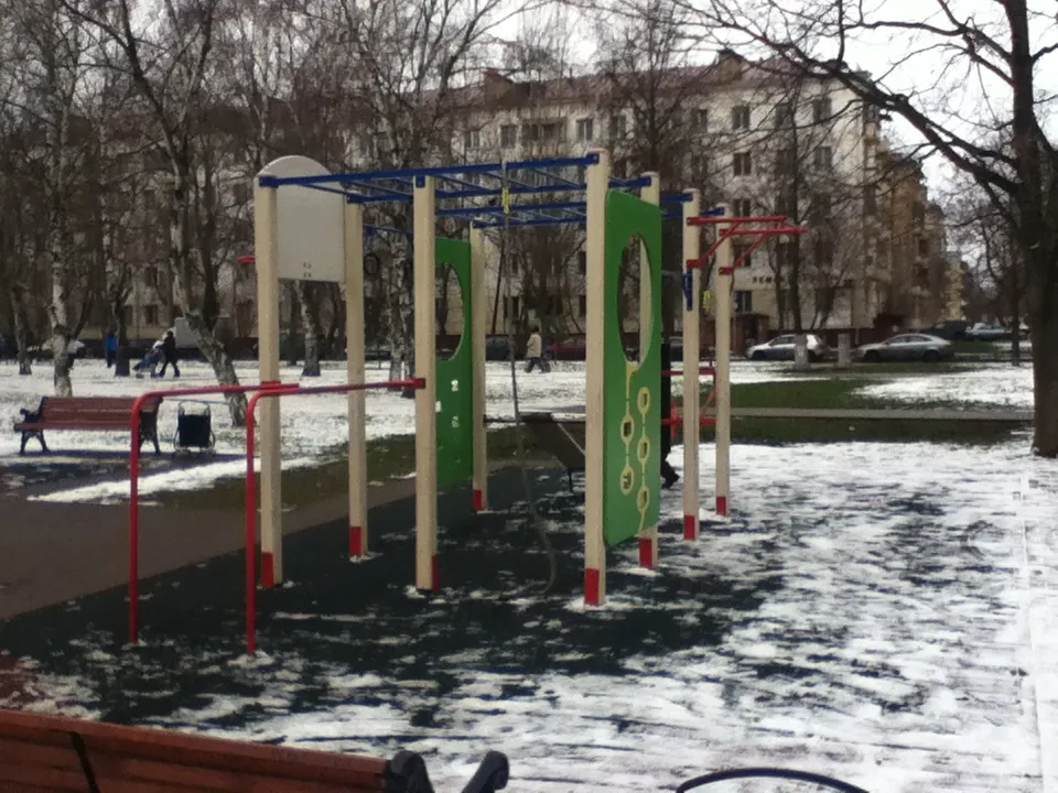 Barre de traction à Calisthenics Park at бульвар Генерала Карбышева, Москва #wp1779 – photo 1 sur 3