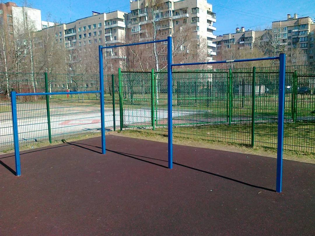 Bară de tracțiuni la Calisthenics Park at Морская набережная, Санкт-Петербург – fotografia 1 din 3