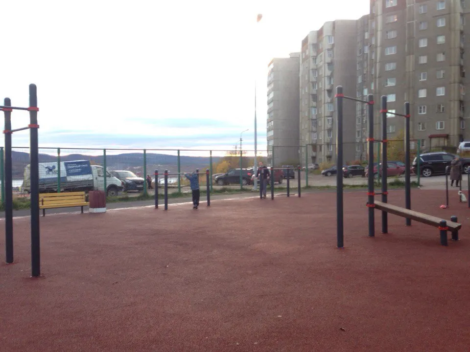 Panca per addominali presso Calisthenics Park at Кильдинская улица, Мурманск – foto 2 di 2