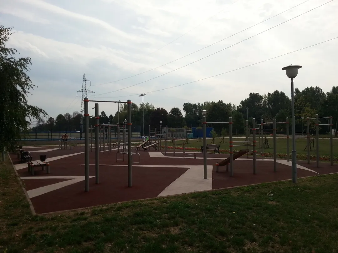 Лавка для преса на майданчику Calisthenics Park at улица Борисовские Пруды, Москва – фото 2 з 4
